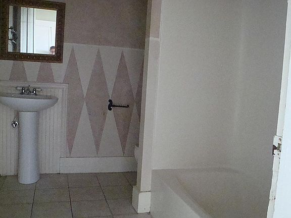4th image of 1714 Ball St APT 3