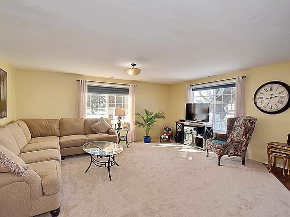 4th image of 1820 E Wellesley Ave