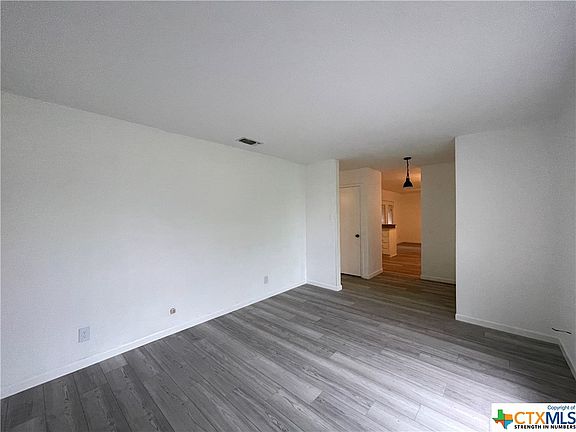 3rd image of 104 Zinnia Dr