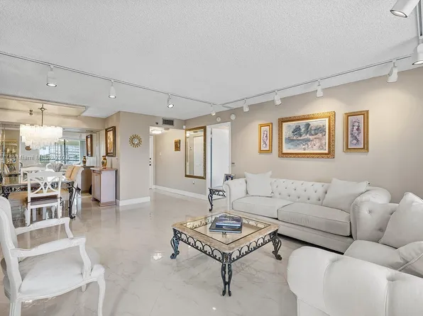 1000 Saint Charles Pl APT 417, Pembroke Pines, FL 33026