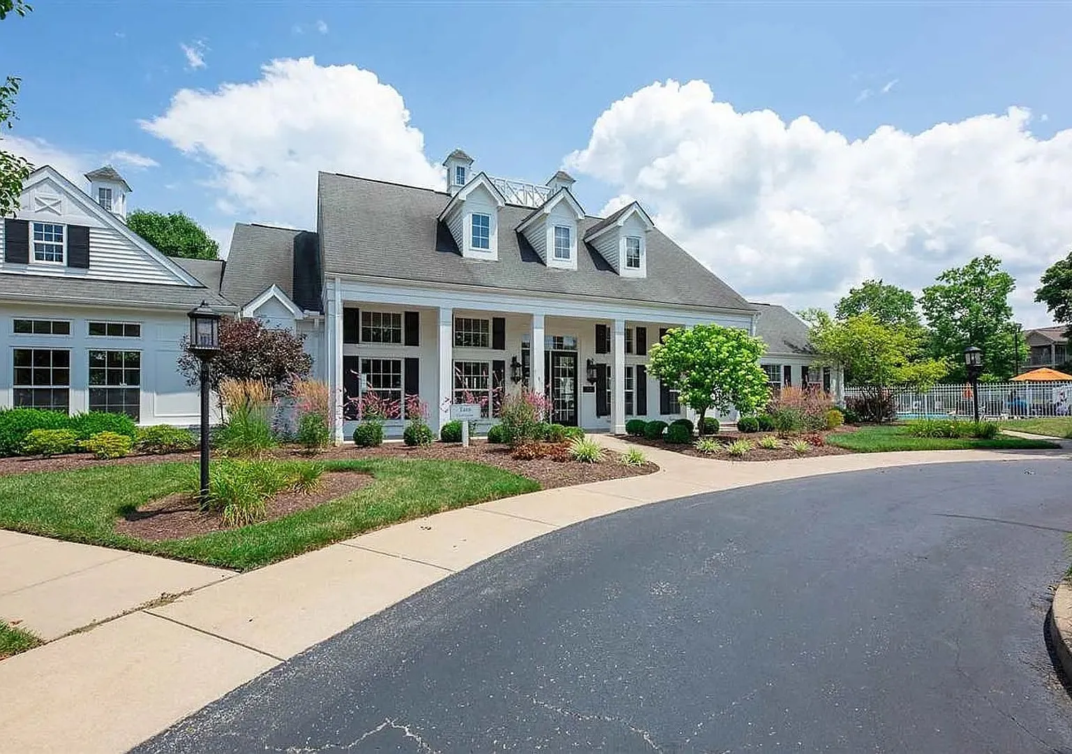 Spacious 2BR Condo with awesome amenities in Florence — Photo 1