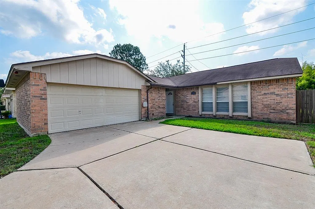 3 bed, 1402 sqft, $1,720 — Photo 1