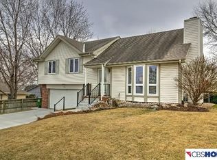 811 Juniper Dr, Papillion, NE 68046