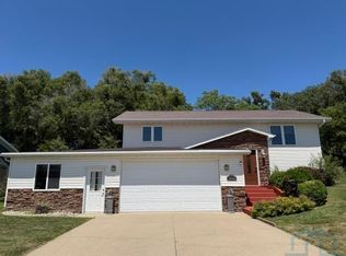 1546 Brandon Dr, Vermillion, SD 57069