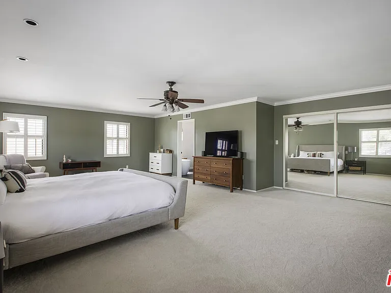 1132 N Reese Pl — Photo 36
