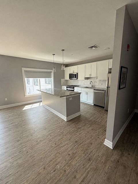 1st image of 945 Kenmore Ave #204