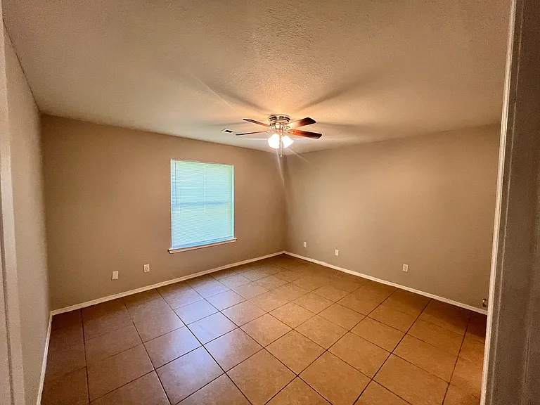 823 N Lola Ln — Photo 10