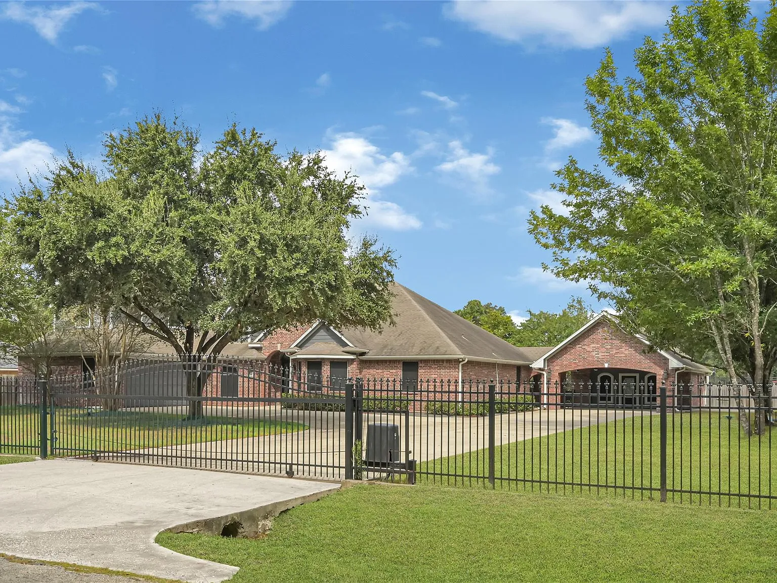 5 bed, 3.5 bath, 3300 sqft, $3,795 — Photo 2