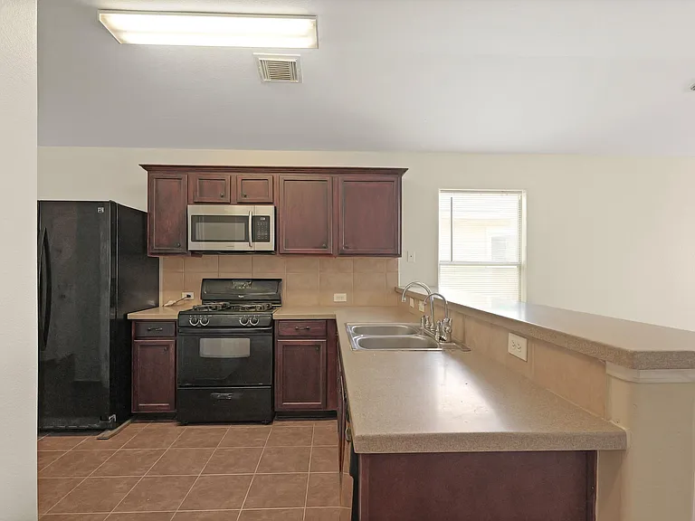 1907 Wooded Acres Dr — Photo 2