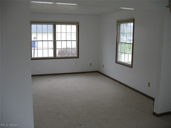 4th image of 560 N Park Ave