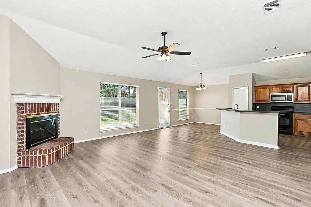 3 bed, 2.0 bath, 1636 sqft, $2,205 — Photo 4
