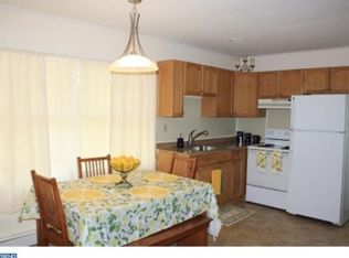 24 Tanglewood Ln, Levittown, PA