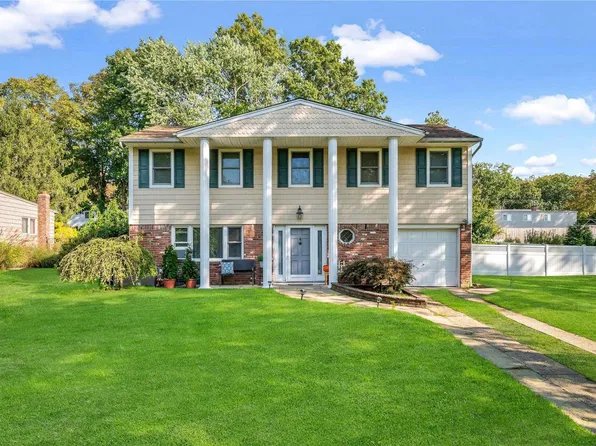 28 Dorchester Road, Smithtown, NY 11787