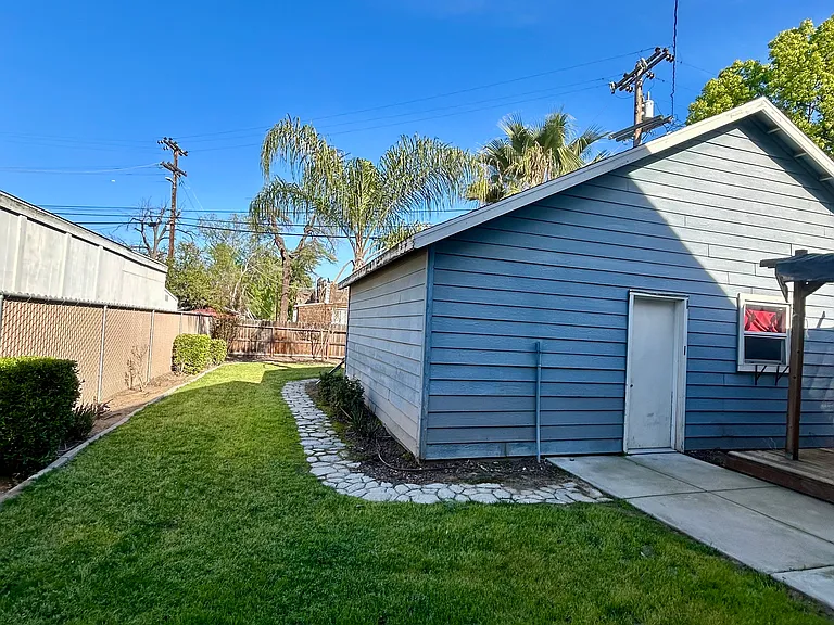 240 N Van Ness Ave — Photo 23