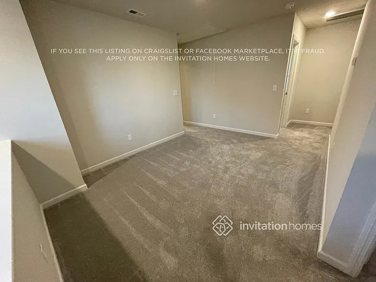 555 Torrey Pines Ln — Photo 9