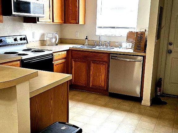 2nd image of 3901 SW 20th Ave APT 105