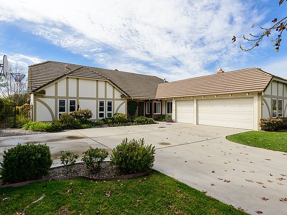 2nd image of 35 Clear Vista Dr