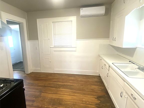 3rd image of 406 Jefferson St