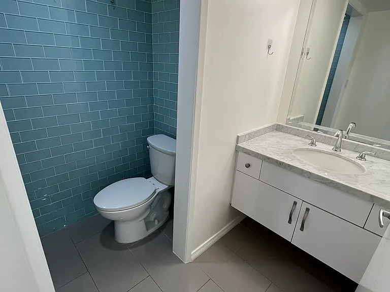 1331 Roxbury Dr #2 — Photo 22