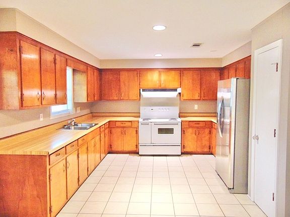 4th image of 607 Mary Ann Dr