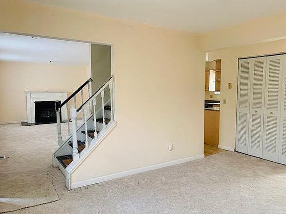 2nd image of 693 Daphne Ct