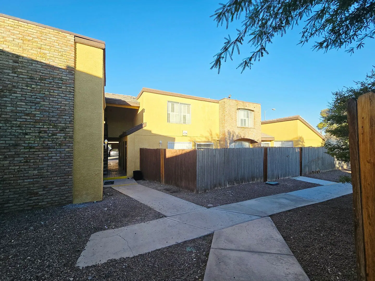 Beautifully Renovated 2 Bedroom Condo Near UNLV with Community Pool — Photo 3