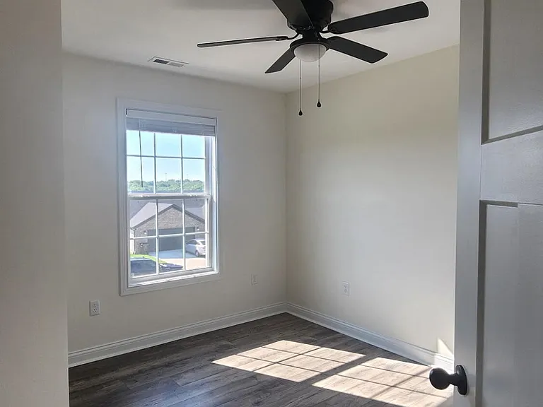 929 Olympic Ct — Photo 24