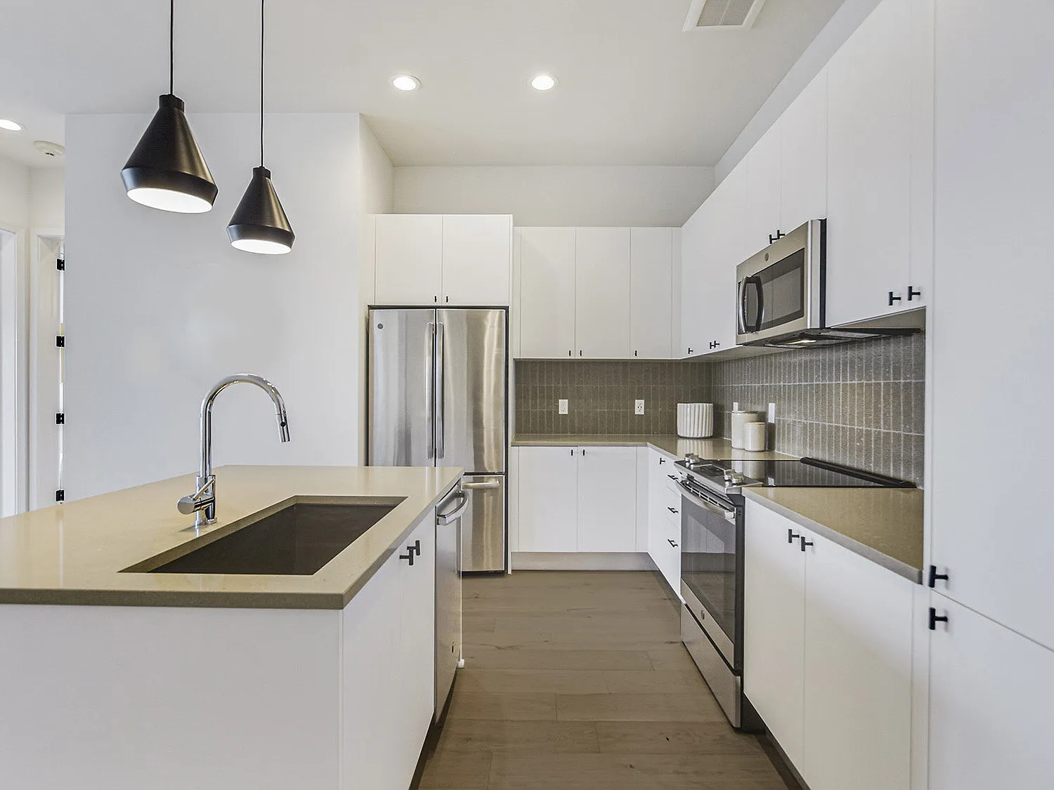 2 bed, 1120 sqft, $3,600 — Photo 2