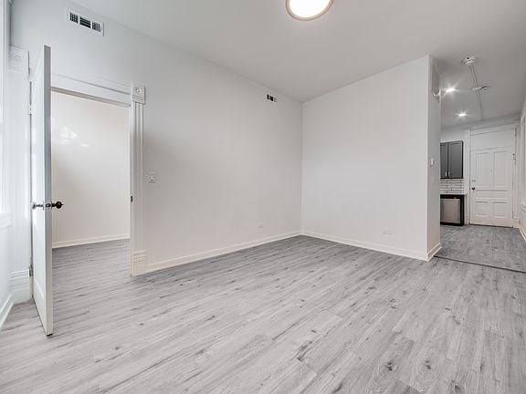 4th image of 1921 W Summerdale Ave #2F
