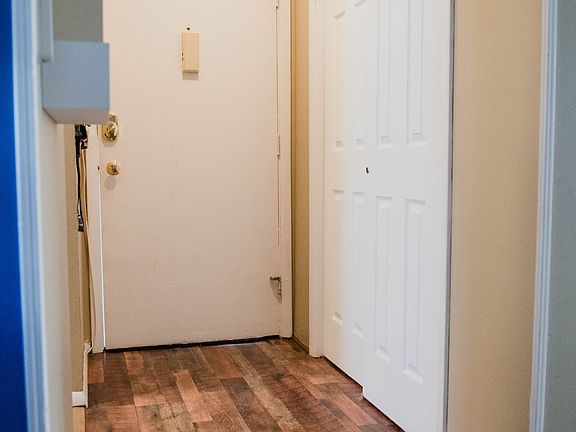entry way with large walk-in