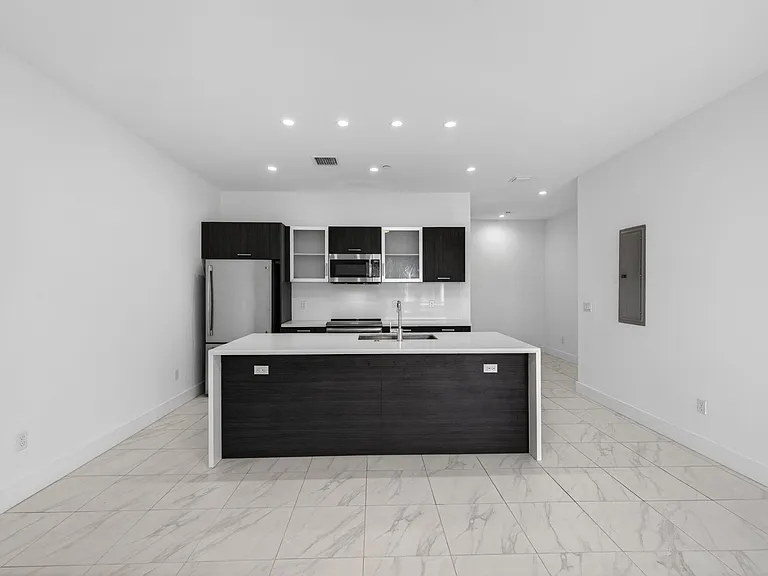 1044 NE 18th Ave #203 — Photo 9