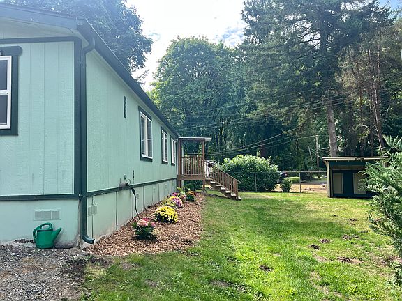 4th image of 1042 Clubhouse Ln SE