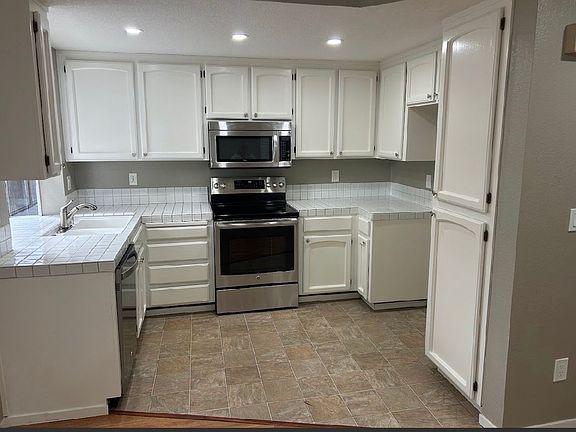 3rd image of 3018 Badger Dr