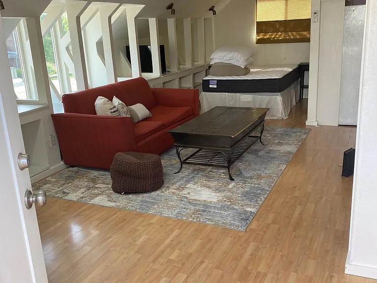 1202 S Oakland Ave — Photo 1