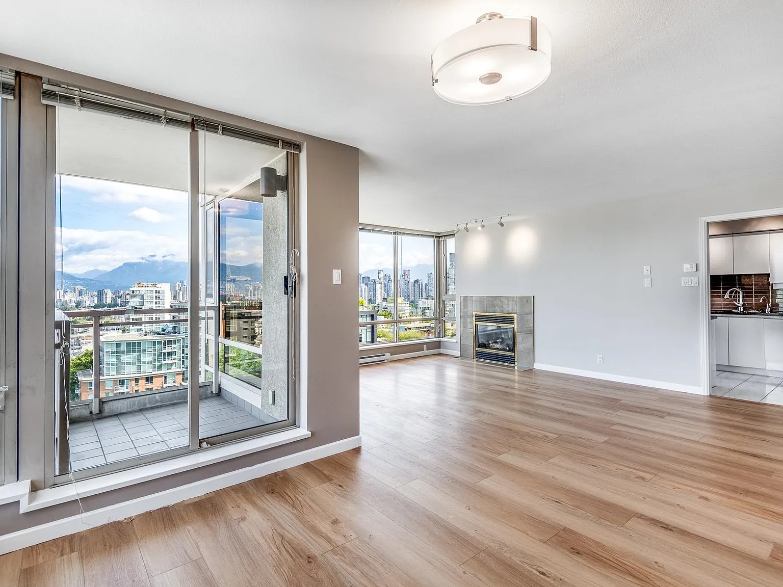2 bed, 1367 sqft, $4,200 — Photo 3