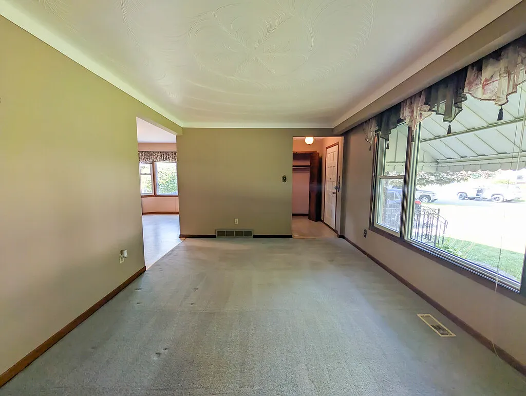 5777 Sunnylea Crescent — Photo 3