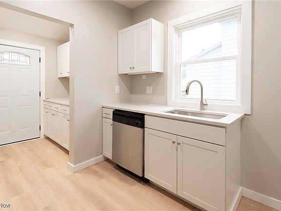 3rd image of 658 Rudolph Ave