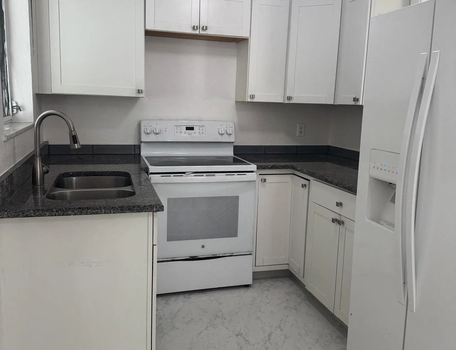 2 bed, 1.0 bath, 977 sqft, $2,200 — Photo 2