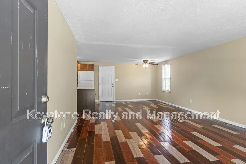 3 bed, 2.0 bath, 1100 sqft, $1,150 — Photo 2