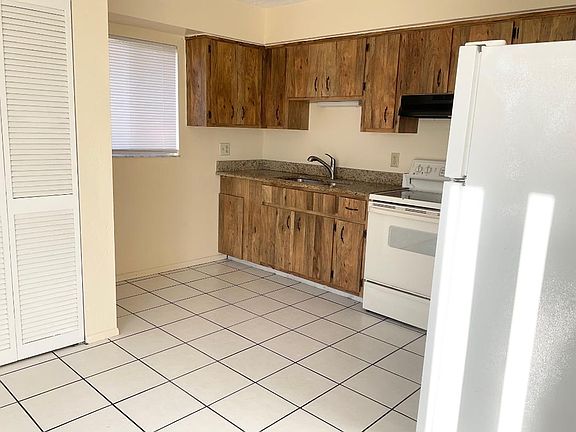 4th image of 704 SE 9th St APT A