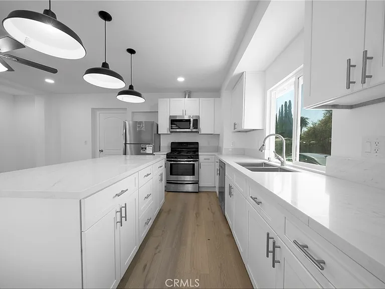 1438 N Summit Ave — Photo 3