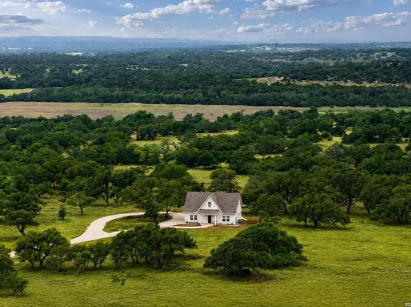 105 Colette Ln, Blanco, TX 78606