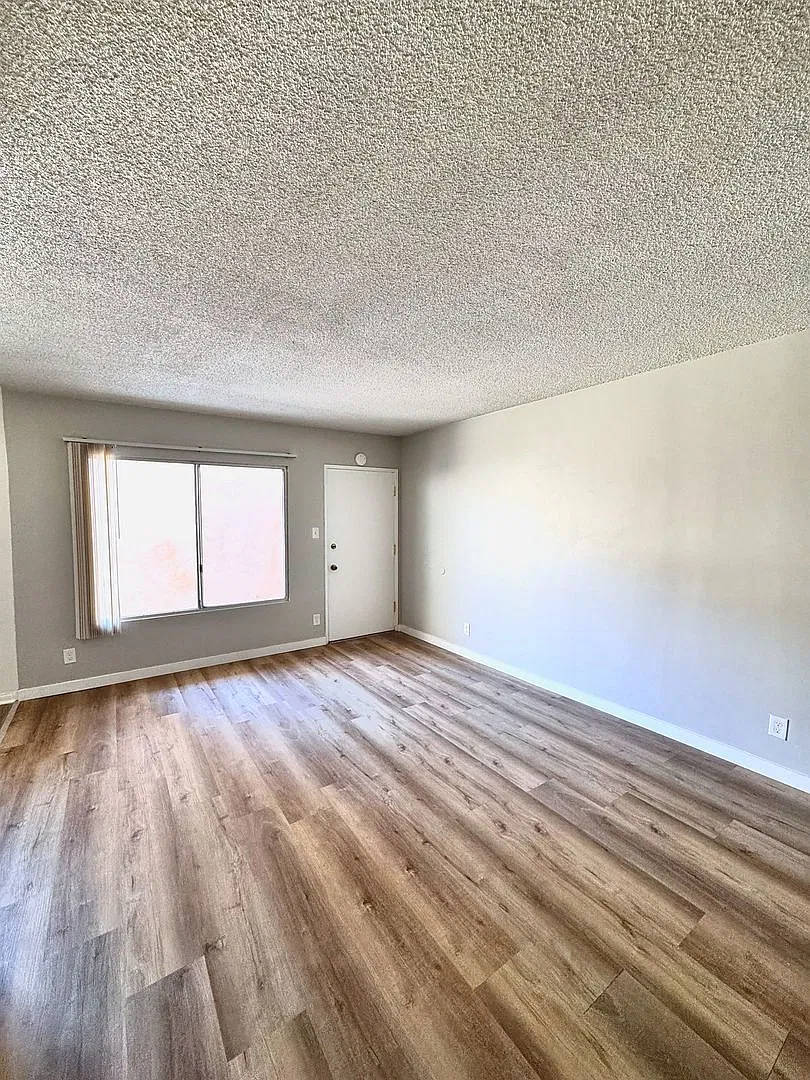 Updated 1 Bed / 1 Bath Apartment 2264 San Anseline, Unit 02 — Photo 3