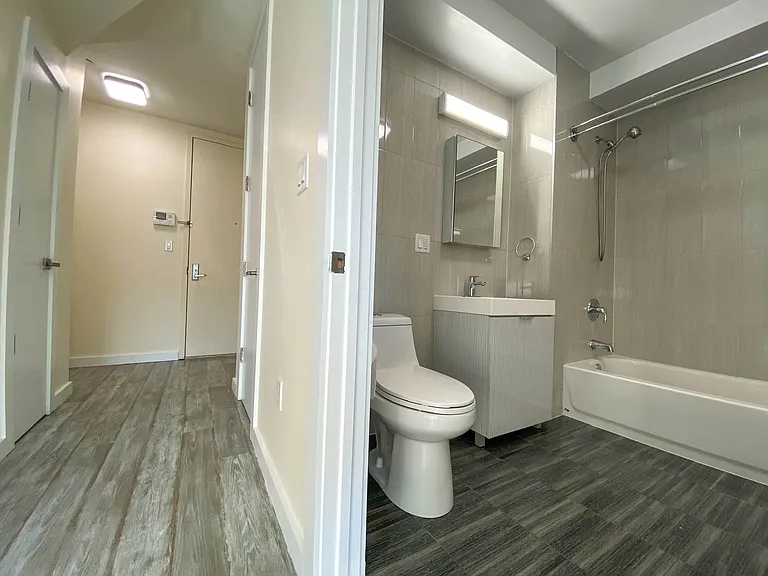 571 E 19th St #Penthouse 3 — Photo 2
