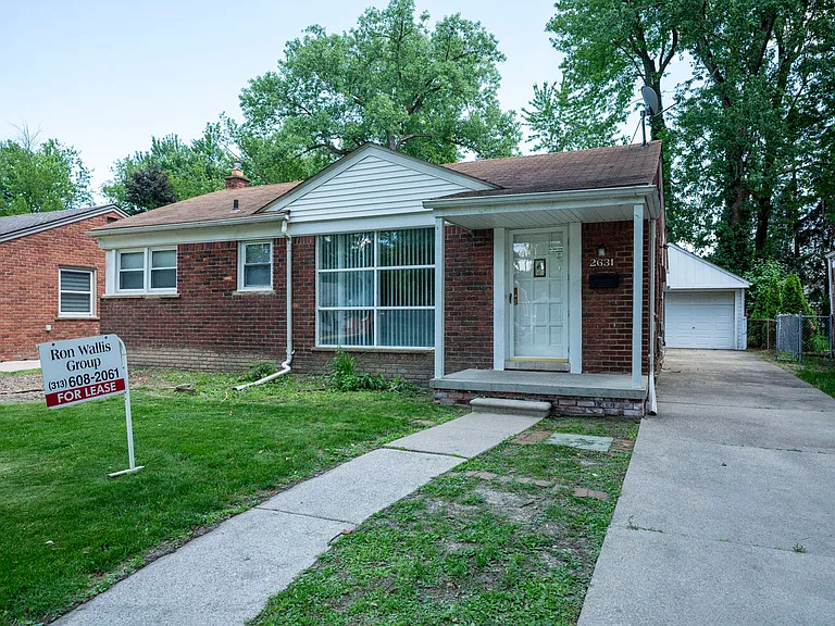 2631 Woodside St — Photo 1