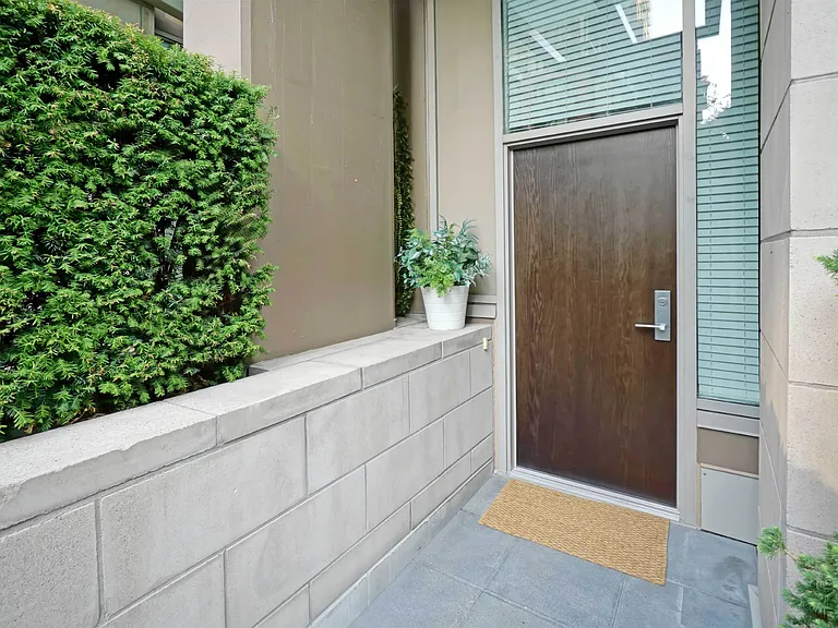 1045 Richards St — Photo 2
