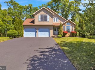 223 Woodbridge Ln, Douglassville, PA 19518