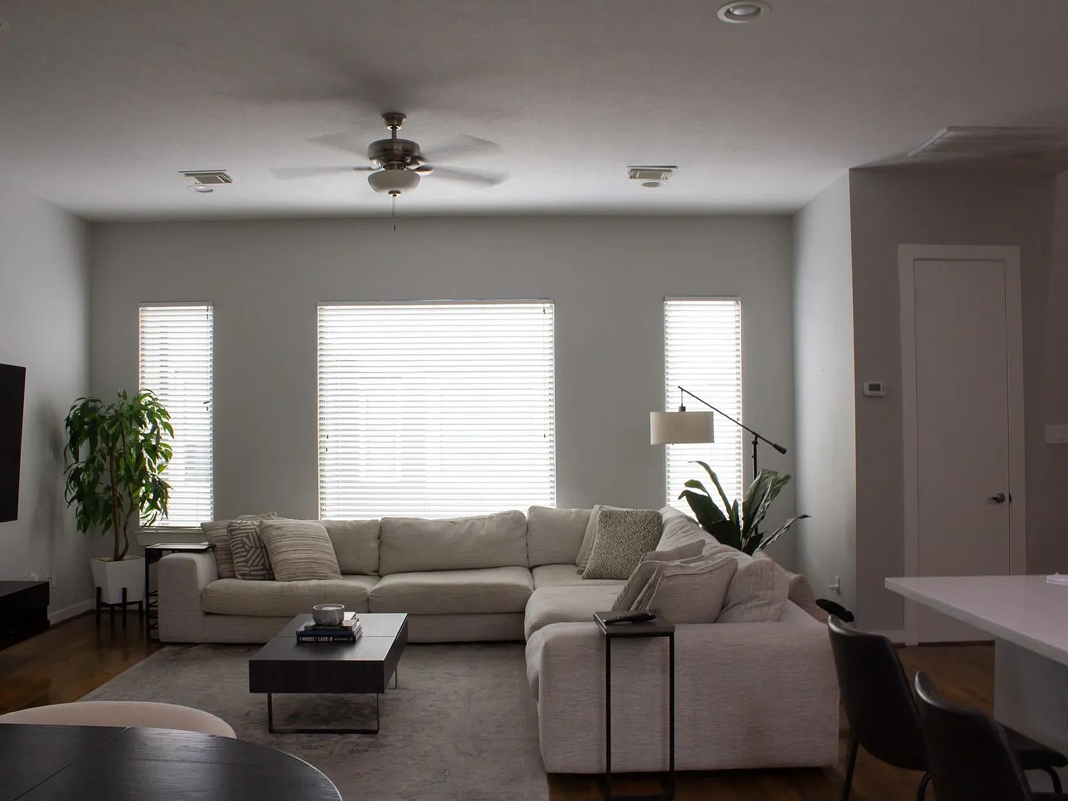 3 bed, 2.5 bath, 1976 sqft, $3,400 — Photo 2
