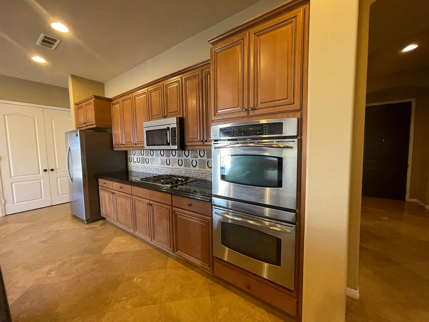 Beautiful Apple Valley Home- 3 Bedrooms, 2.5 Bathrooms, Single Story, Cul-de-Sac, 3 car garage — Photo 4