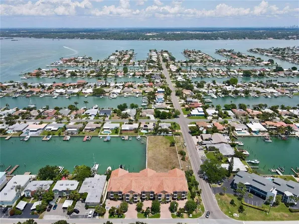 300 Capri Blvd APT 3, Treasure Island, FL 33706